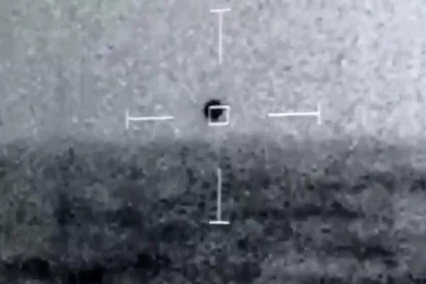 Phi công Hải quân Mỹ quan sát được một UFO. Ảnh: Getty.