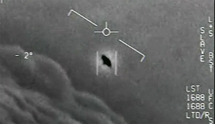 Hình ảnh UFO được ghi lại bằng camera hồng ngoại trên máy bay Mỹ. Ảnh: Chụp màn hình.