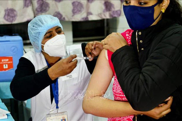 Nhân viên y tế tiêm vaccine ngừa COVID-19 trong chương trình tập huấn tiêm chủng tại New Delhi, Ấn Độ. Ảnh: THX/TTXVN.
