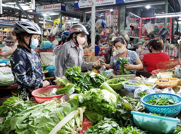 Người dân Đà Nẵng mua bán hàng hóa nông sản tại các chợ trên địa bàn