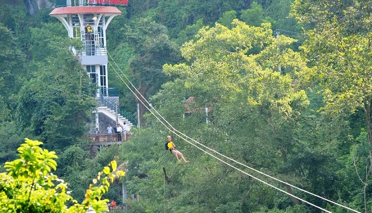 Sông Chày-Hang Tối một trong những điểm quản lý của Trung Tâm Du lịch Phong Nha nay tèo tèo vài khách.