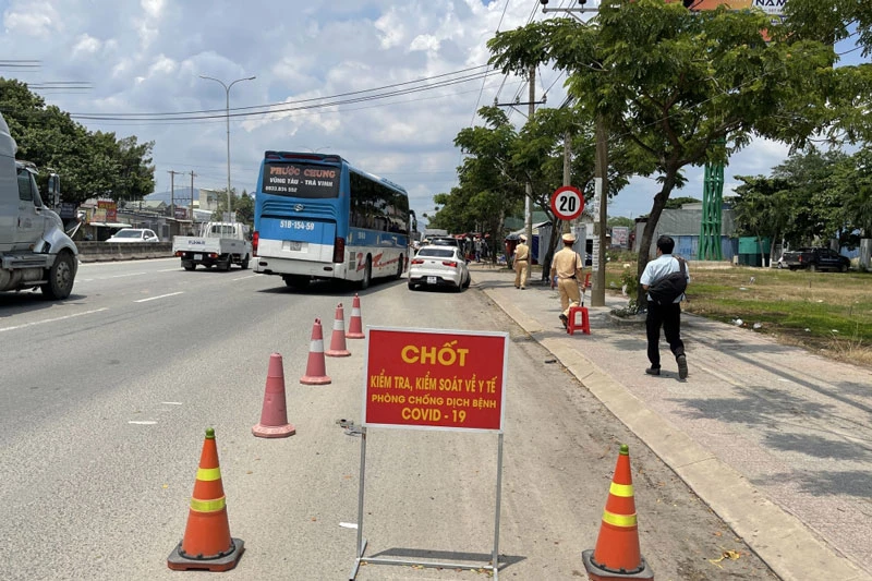 Tăng cường lực lượng cảnh sát giao thông trên QL51 để kiểm soát dịch bệnh. Ảnh: VOV.