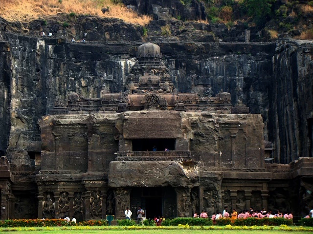 Đền Kailasa ở Maharashtra được tạc hoàn toàn từ một khối đá khổng lồ.