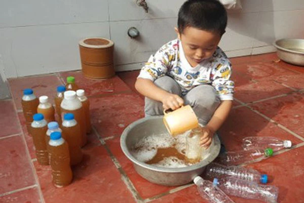 Các em nhỏ cũng có thể tham gia làm nước tẩy rửa enzyme dùng để rửa bát, lau nhà vệ sinh thay chất tẩy rửa hóa chất.
