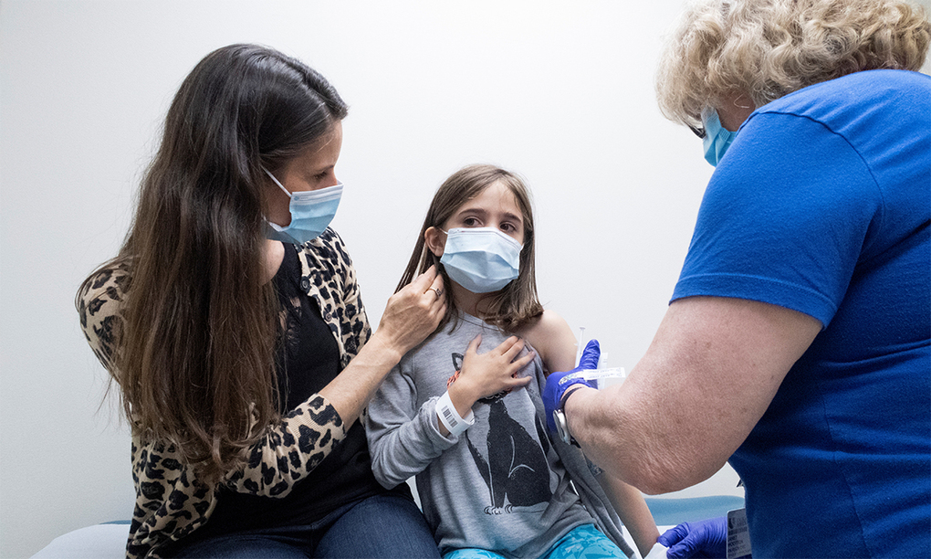 Nhân viên y tế Mỹ tiêm vaccine Covid-19 cho một bé gái tại bang Bắc Carolina ngày 12/4. Ảnh: Reuters. Nhân viên y tế Mỹ tiêm vaccine Covid-19 cho một bé gái tại bang Bắc Carolina ngày 12/4. Ảnh: Reuters.
