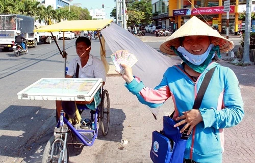 Người bán vé số dạo tại nhiều tỉnh thành được hỗ trợ do ảnh hưởng của dịch bệnh.