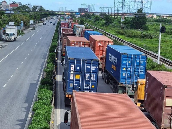 Tài xế chở hàng nội bộ 19 tỉnh phía Nam không cần giấy xét nghiệm âm tính