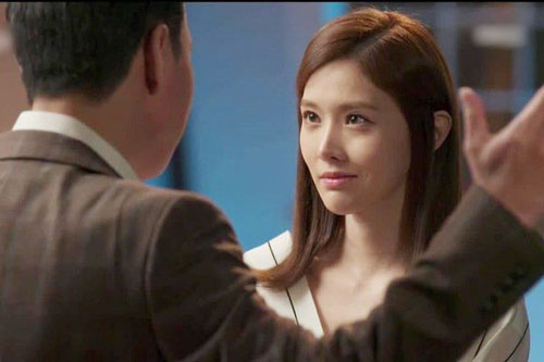 Cả nhà cùng đi du lịch, chồng đòi vào WC rồi biến mất ở sân bay làm bại lộ âm mưu của người đàn bà lạ