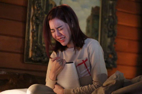 Thấy con bị trầy xước mặt, tôi nổi giận đi tìm người giúp việc, để rồi hoảng sợ khi nhìn thấy cảnh tượng trên giường