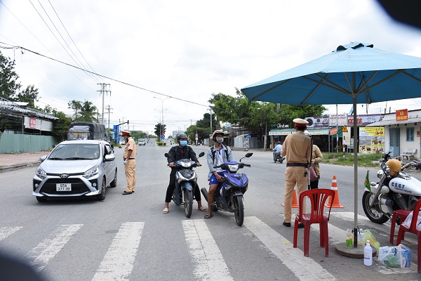 Một chủ tịch UBND xã ở Hậu Giang bị đình chỉ công tác vì lơ là chống dịch