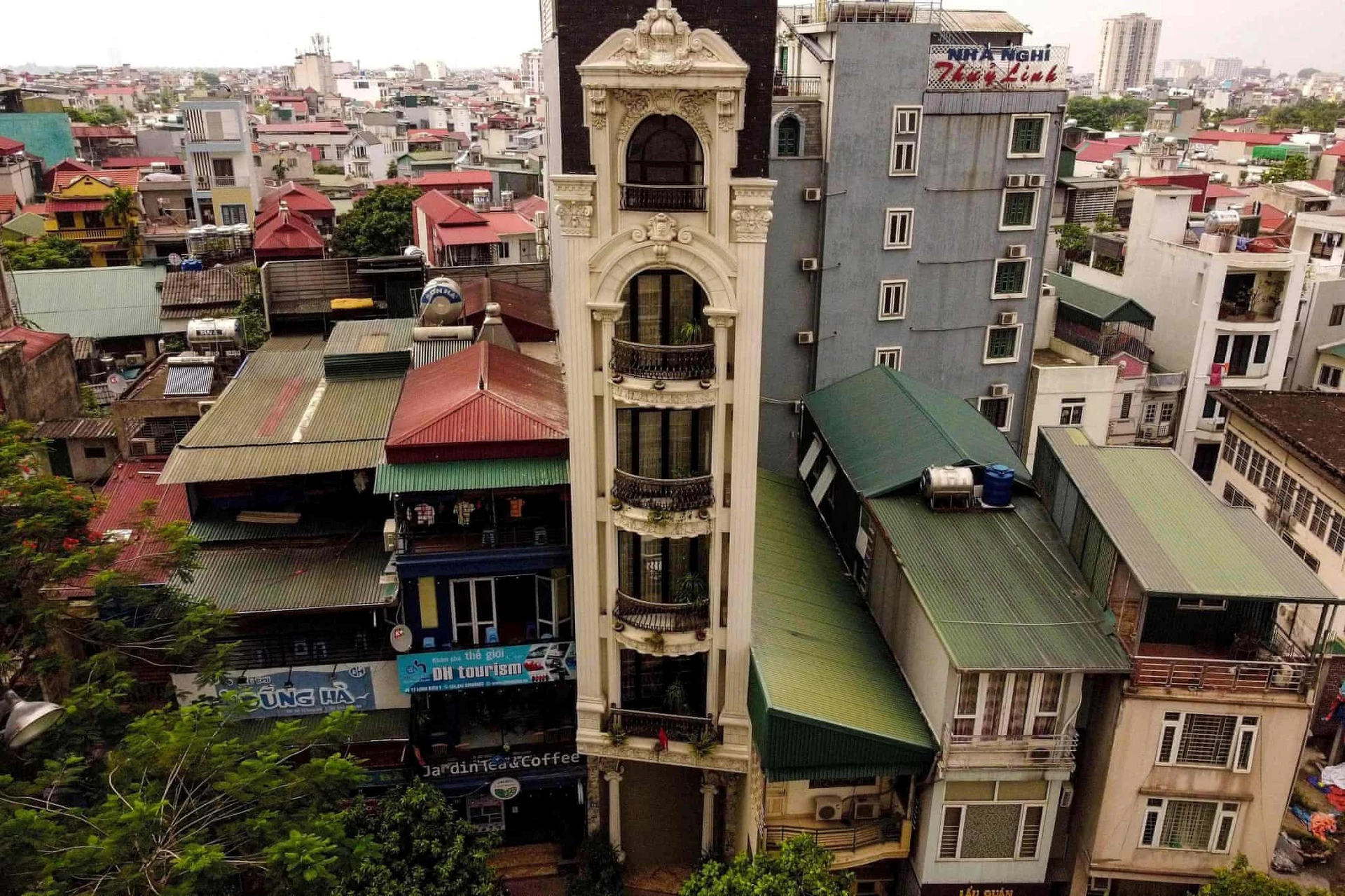 Những ngôi nhà ống ở Hà Nội xuất hiện lần đầu vào khoảng thế kỷ 19. Sự phổ biến của kiểu thiết kế nhà này phần lớn do vấn đề "đất chật" ở thủ đô.