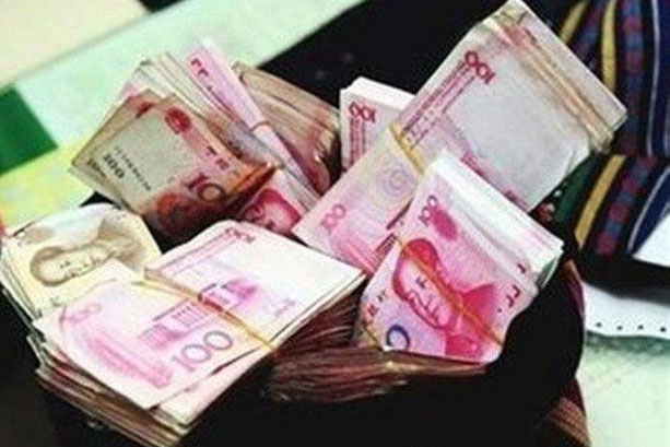 Nam thanh niên nhặt được gần 200 triệu đồng, người mất đến nhận lại nhưng vừa thấy mặt đối phương liền bỏ chạy, không cần lấy lại tiền