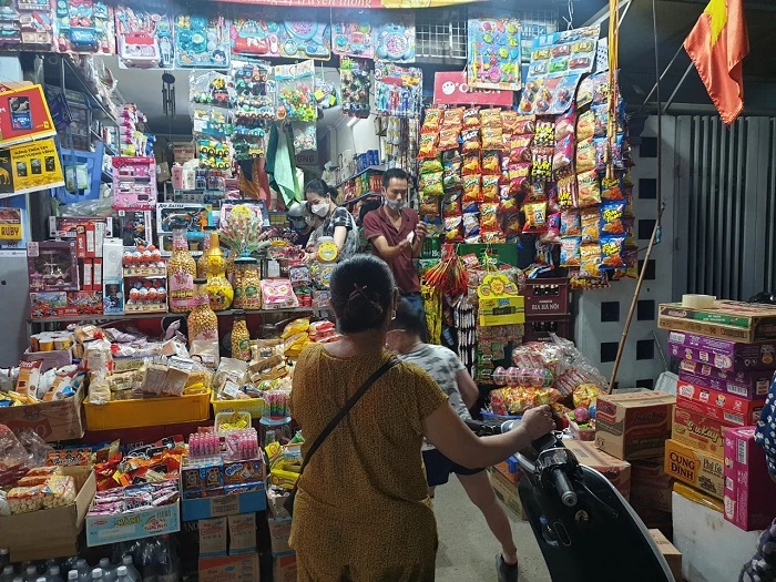 Tương tự, một cửa hàng tạp hóa trên phố Khương Trung, cũng ghi nhận khách hàng tới nhận khách hàng tới mua hàng tăng đột biến vào buổi tối. 