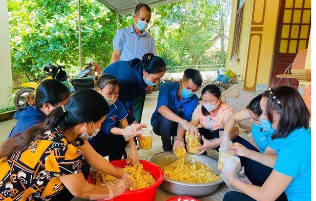 Người dân huyện Con Cuông muối măng gửi vào TP Hồ Chí Minh