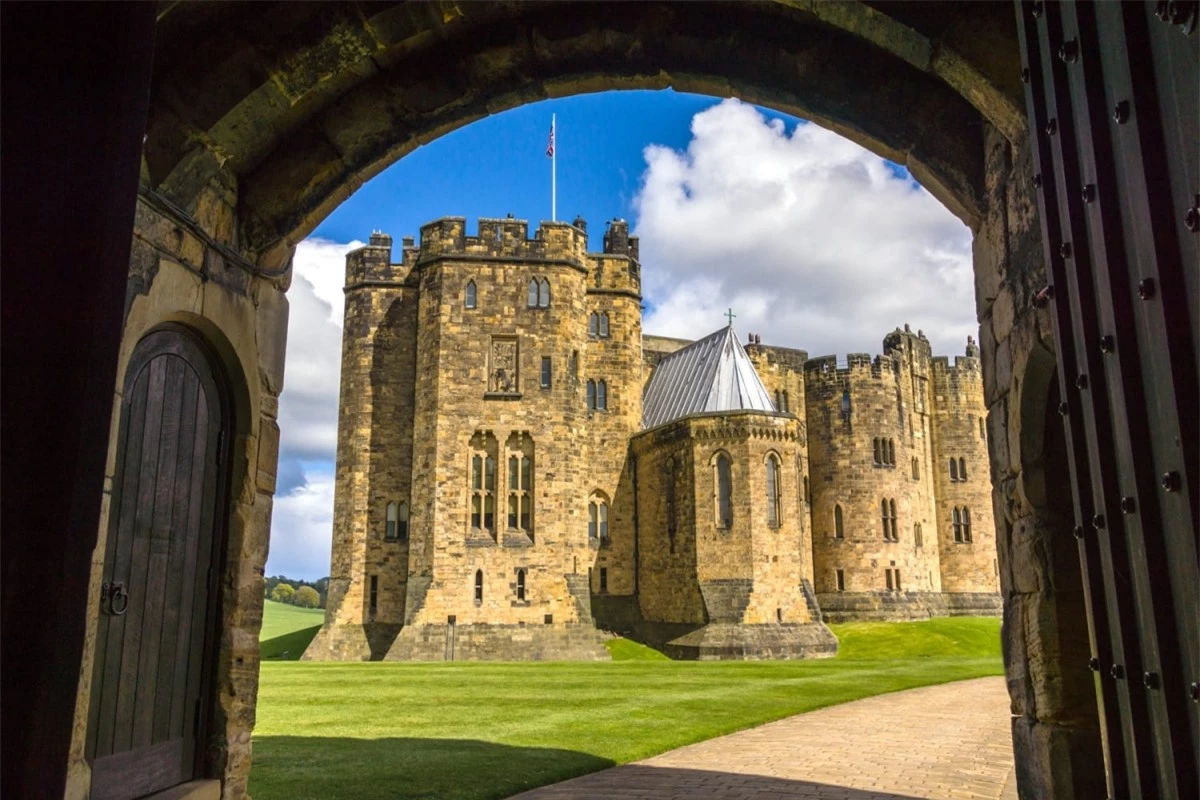Được xây dựng vào thế kỷ 11, lâu đài Alnwick (Anh) là nơi Harry và những người bạn lần đầu tiên học cách cưỡi chổi trong phần phim "Harry Potter và Hòn đá phù thủy". Đây cũng là nơi Harry học các quy tắc của trò chơi Quidditch.