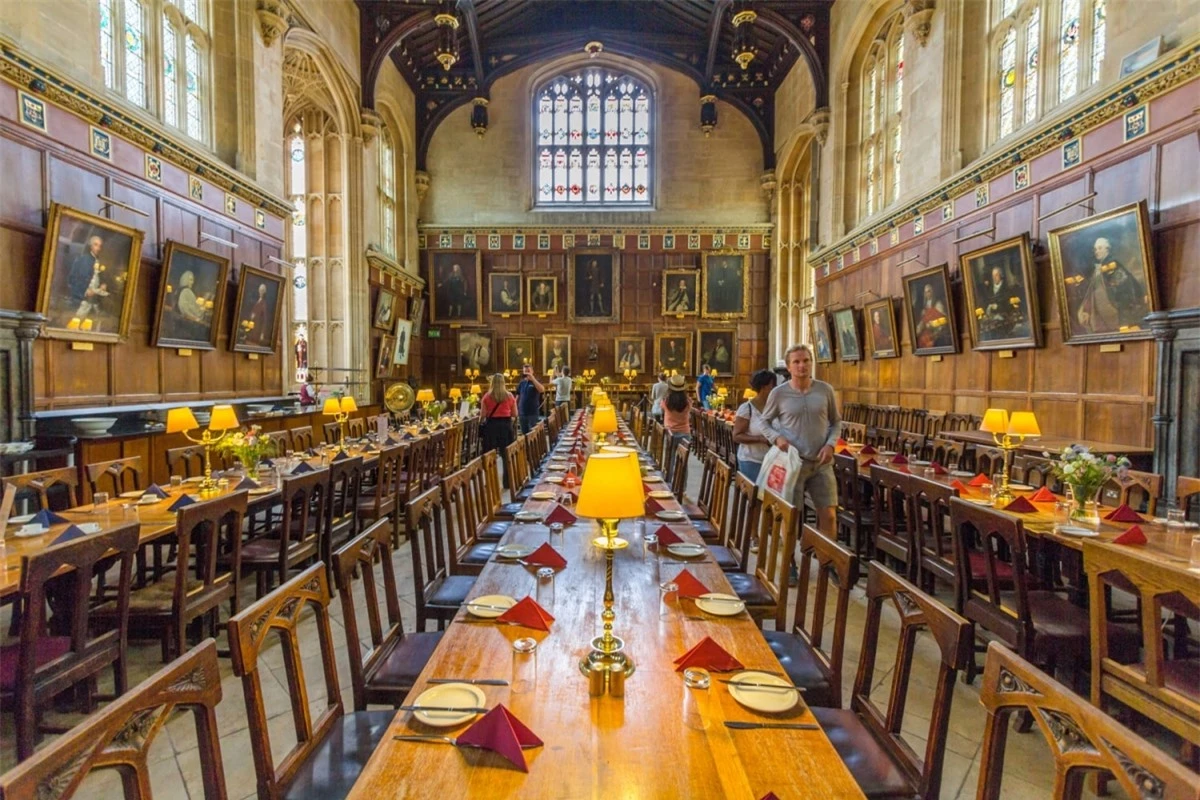 Nhà thờ Christ Church tại Đại học Oxford (Anh) là nơi tổ chức các bữa tiệc tại Đại sảnh đường của Hogwarts trong phim Harry Potter. Khi đến đây, bạn cũng sẽ bắt gặp những cầu thang quen thuộc nơi giáo sư McGonagall gặp Harry, Hermione và Ron lần đầu tiên.