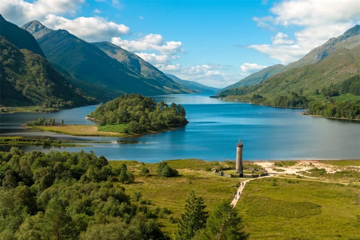 Hồ Loch Shiel (Scotland) được dùng để thực hiện các cảnh quay trên hồ nước ở trường Hogwarts. Đoạn phim đáng nhớ nhất tại hồ nước này là khi Harry cưỡi trên con bằng mã Buckbeak và bay lượn quanh ngôi trường, trong "Harry Potter và Tù nhân ngục Azkaban".