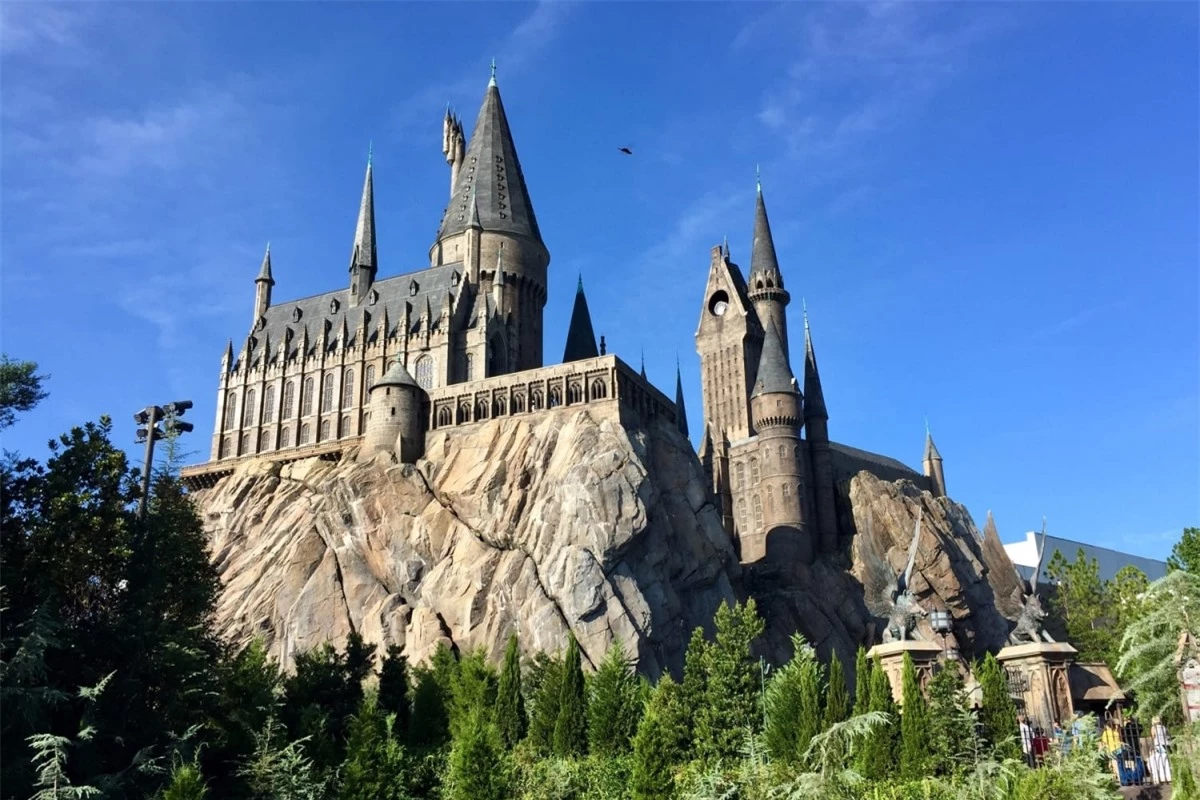 Các công viên chủ đề "The Wizarding World of Harry Potter" tại Los Angeles, Florida (Mỹ) hay Osaka (Nhật Bản) luôn thu hút rất đông du khách. Tại đây mọi người có thể trở lại thời thơ ấu, khám phá làng Hogsmeade và trường Hogwarts, đi tàu tốc hành Hogwarts và một loạt cửa hàng, quán ăn trong thế giới phù thủy.