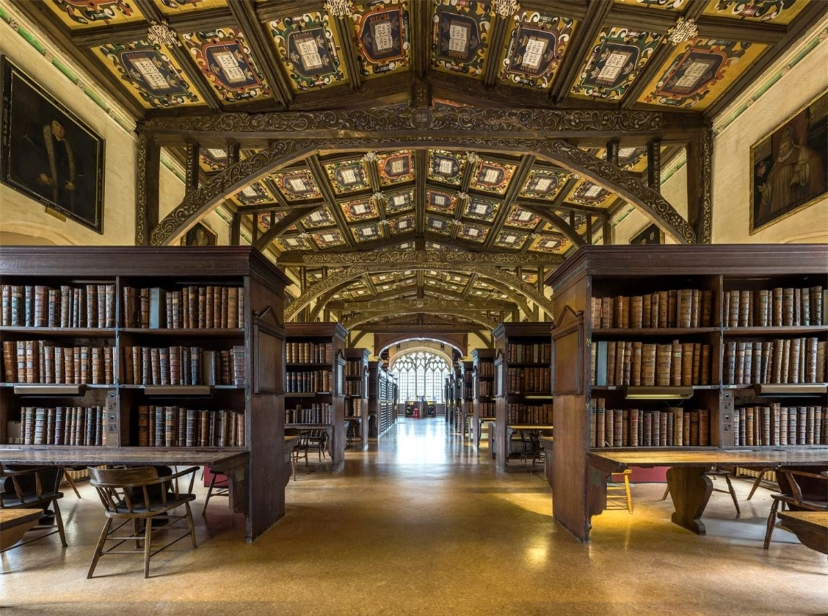 Thư viện Bodleian tại Đại học Oxford (Anh) gắn liền với những cảnh quay trong thư viện và bệnh xá tại ngôi trường phù thủy Hogwarts. Để tham quan thư viện, bạn phải đặt chỗ trước và tham gia tour có hướng dẫn viên.