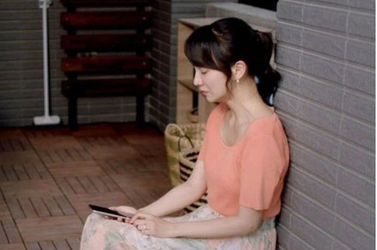 Tự dưng chồng đem về một con chó nhỏ rồi tối nào cũng dẫn ra vườn dạo, tôi theo dõi rồi chết sững khi biết lý do