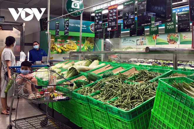 Hàng hóa đầy ắp các siêu thị trong ngày đầu Hà Nội siết chặt chống dịch