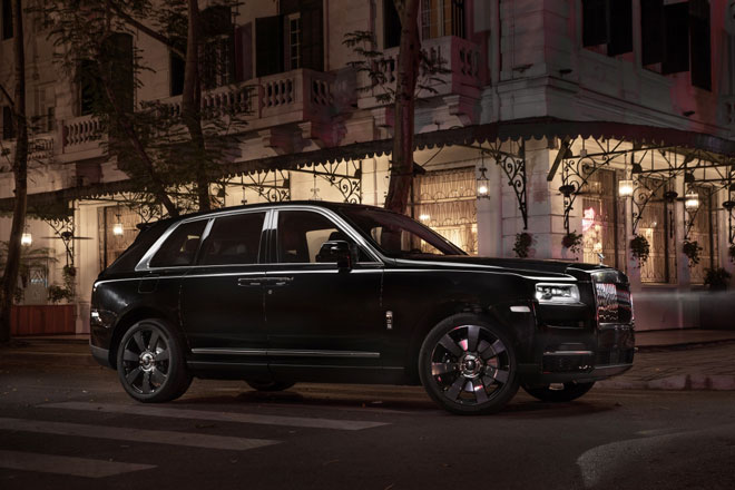 Cận cảnh siêu xe Rolls-Royce Cullinan trên phố đêm Hà Nội