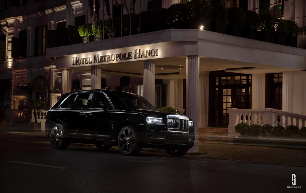 Được đặt tên theo viên kim cương lớn nhất, Rolls-Royce Cullinan có thể cùng chủ nhân chinh phục mọi cung đường với động cơ êm ái, vẻ đẹp sắc sảo. Dừng chân trước một không gian biểu tượng của thành phố, chiếc xe màu đèn hòa hợp với sự tĩnh lặng nhẹ nhàng của màn đêm Hà Nội.