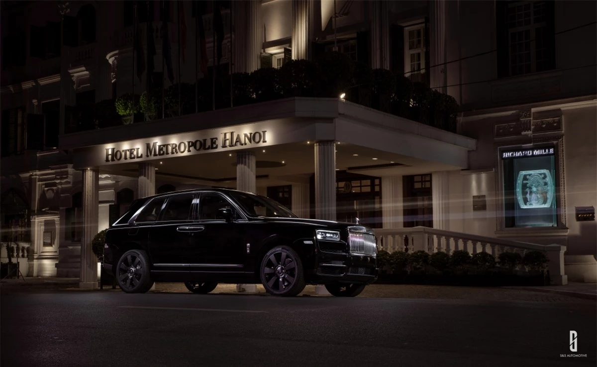 Rolls-Royce Cullinan sử dụng khung gầm mới bằng nhôm tên “Architecture of Luxury” nhẹ hơn khoảng 130kg và kháng âm cao hơn thép, chống ồn tuyệt vời đồng thời tăng độ cộng hưởng của âm thanh bên trong cabin.