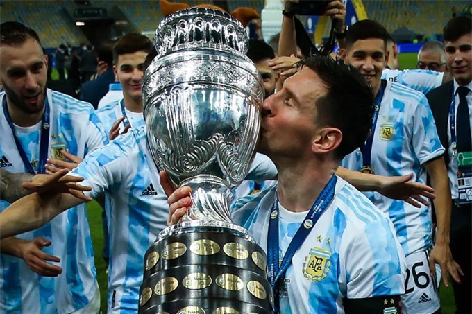 Messi đang rất hưng phấn sau khi có danh hiệu đầu tiên cùng ĐT Argentina
