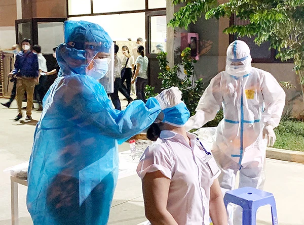 Quận Liên Chiểu (TP Đà Nẵng) tăng tốc lấy mẫu xét nghiệm nhằm sớm cắt đứt chuỗi lây nhiễm từ Công ty TNHH điện tử Việt Hoa