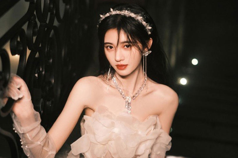 CLIP: Những lợi thế hình thể được các mỹ nhân Hoa ngữ khoe triệt để