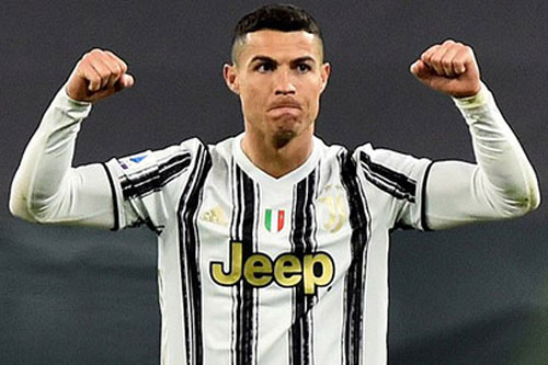 Barcelona dán poster Ronaldo trong phòng thay đồ