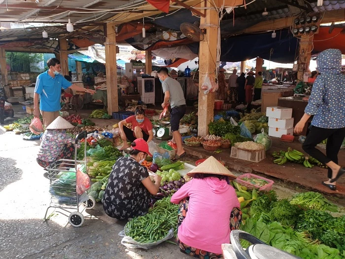 Tại các chợ truyền thống, hàng hóa vẫn rất rồi dào, luôn đủ cung ứng cho nhu cầu của người dân. 