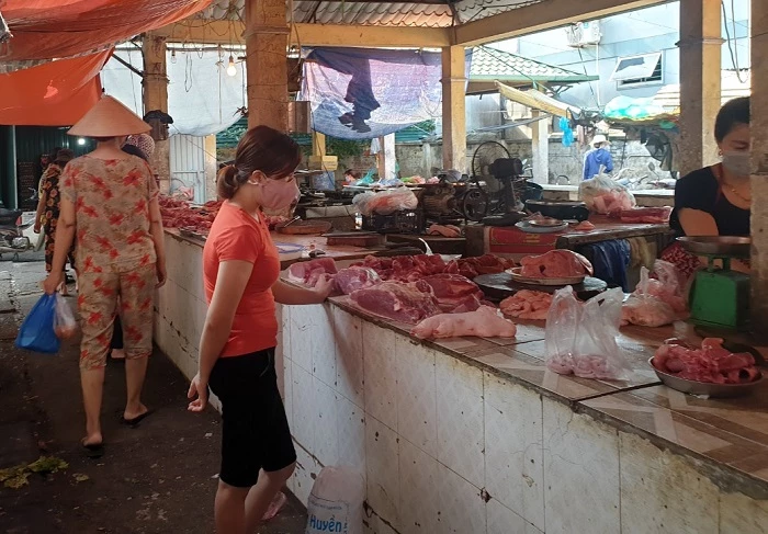 Thịt lợn là một trong những mặt hàng bán chạy nhất trong sáng nay. Số lượng mua thịt lợn tăng lên khoảng 50% so với ngày thường, giá thịt lợn cũng tăng từ 10-15%. 