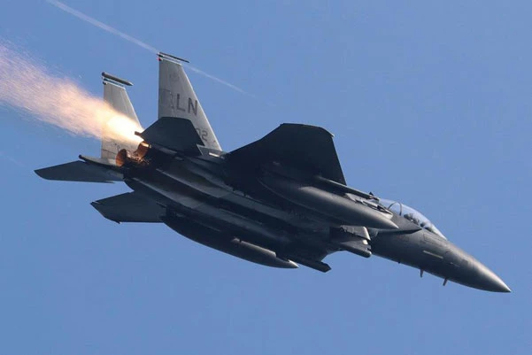 Chiến đấu cơ F-15E gặp vấn đề động cơ khi cất cánh