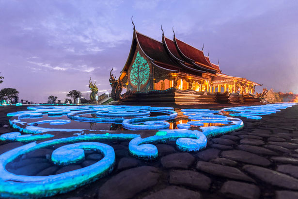 Giải mã ngôi chùa phát sáng kỳ lạ trong đêm: Bên trong chứa tượng Phật đẹp nhất 'xứ sở chùa vàng'