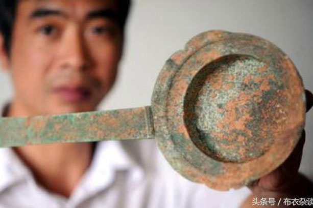 Anh công nhân đào được cái gáo gỉ sét, đem về múc nước suốt 10 năm, chuyên gia ngỡ ngàng: Sao cậu dám?