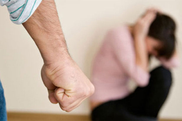 Đi công tác về nghe thấy tiếng khóc trong phòng ngủ, chồng mở cửa rồi lao vào đánh vợ vì bắt gặp cảnh tượng không ngờ tới