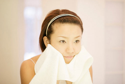 Da nhăn nheo vì sai lầm nghiêm trọng khi rửa mặt