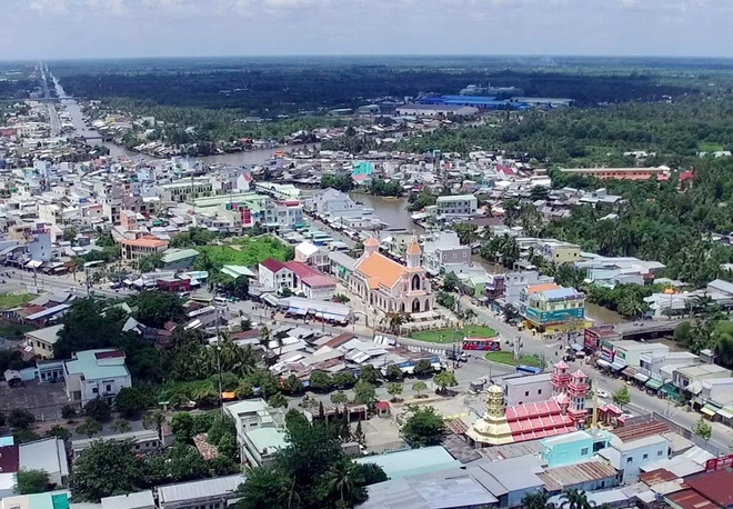 Ngoài TP Vị Thanh, Hậu Giang còn có TP Ngã Bảy, được thành lập vào tháng 1/2020, trên cơ sở thị xã Ngã Bảy trước đó. Về đơn vị hành chính, TP Ngã Bảy hiện có 4 phường: Ngã Bảy, Lái Hiếu, Hiệp Thành, Hiệp Lợi; cùng 2 xã: Đại Thành, Tân Thành. Cách TP Vị Thanh khoảng 60 km, vùng đất Ngã Bảy là nơi gặp nhau của bảy dòng kênh, trở thành đầu mối giao thông đường thủy quan trọng. Ảnh: Nhật Tân.