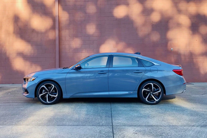 3. Honda Accord 2021 (giá khởi điểm: 25.985 USD).