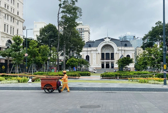 Khu vực công viên trước cổng Nhà hát TP Hồ Chí Minh. Ảnh: TTXVN.