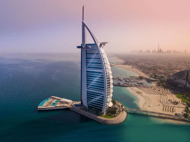 Không có tiêu chuẩn chính thức nào cho khái niệm khách sạn 7 sao. Việc Burj Al Arab tự nhận họ là khách sạn 7 sao đã kéo theo một số khách sạn khác cũng làm điều tương tự. Thực chất, khái niệm này được một phóng viên xuất hiện trong buổi khánh thành Burj Al Arab nghĩ ra. Người này cho rằng tiêu chuẩn 5 sao không đủ để diễn tả hết sự sang trọng của khách sạn. Ảnh: Trip To Discover.