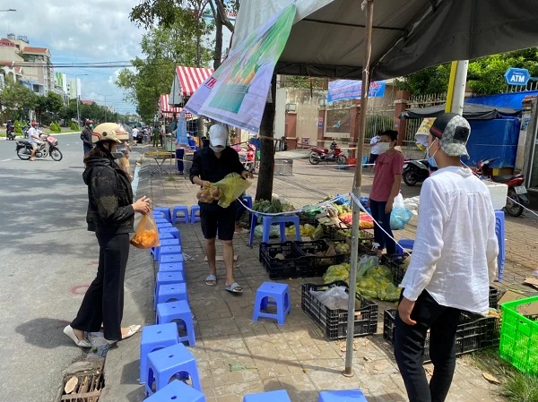 các gian hàng bố trí cách xa nhau 10m, không gian thoáng rộng, an toàn trong phòng chống dịch bệnh.