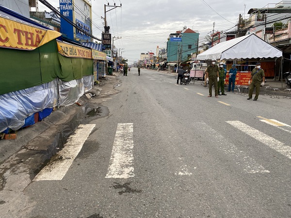 Long An: Nam thanh niên bị lập biên bản vi phạm khi đang đi mua bắp về ăn