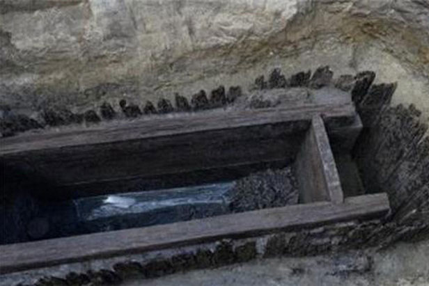 Ngôi mộ tồi tàn 4 mét vuông nhưng sở hữu 2 món đồ ngang vua chúa: Danh tính chủ mộ nằm ngoài sức tưởng tượng!