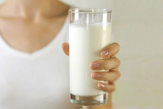 Dùng đá lạnh sữa tươi da trắng mịn màng, hết nếp nhăn