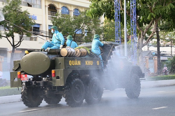 Quân khu 9 phun hóa chất khử trùng sau khi Cần Thơ xuất hiện nhiều ca lây lan cộng đồng