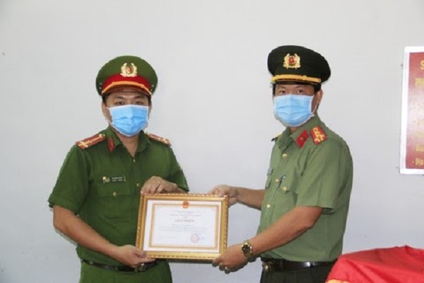 An Giang: Khen thưởng kịp thời Thượng úy Công an lái xe tải đưa bà bầu đi cấp cứu giữa mùa đại dịch 