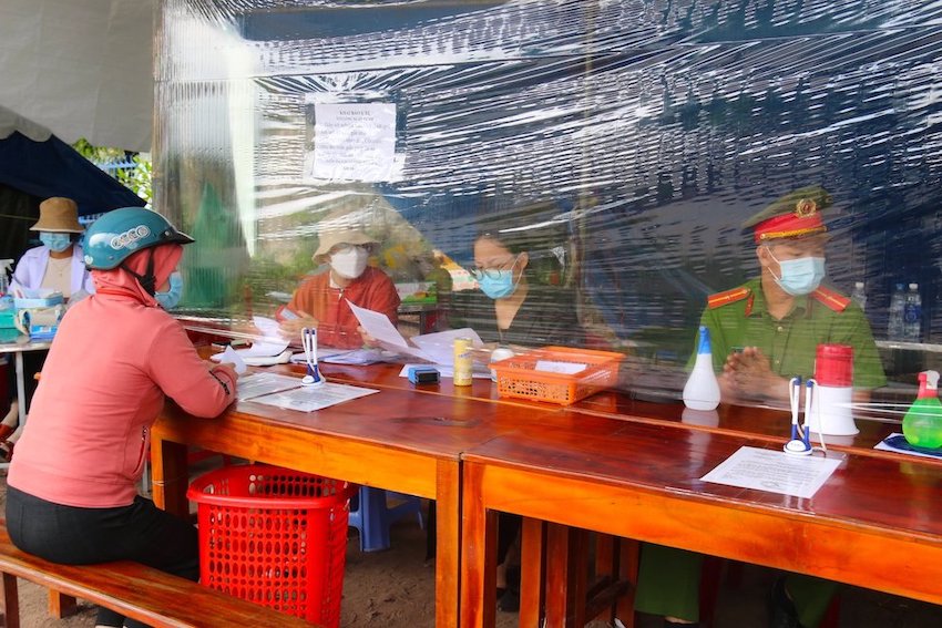 Tuổi trẻ Công an Bình Phước "vượt nắng, thắng mưa", chung tay đẩy lùi COVID-19